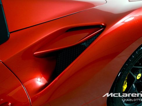 Used 2022 Ferrari F8 Tributo image 32