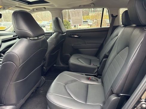 Used 2025 Toyota Highlander XLE image 29