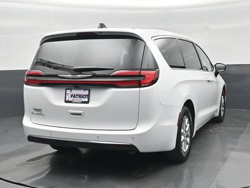 Used 2026 Chrysler Pacifica Select FWD image 2