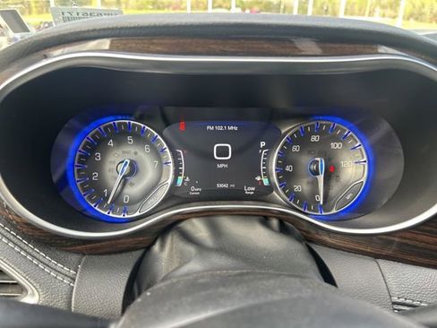 Used 2023 Chrysler Pacifica Limited image 8