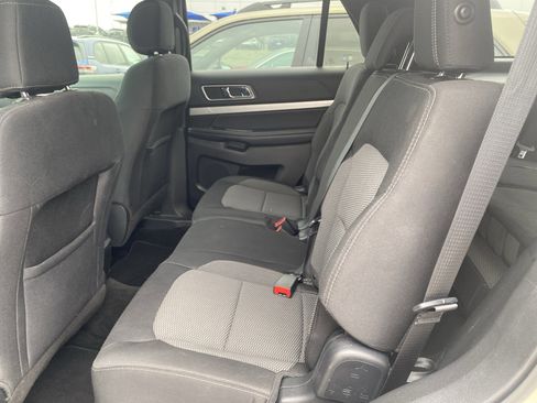 Used 2017 Ford Explorer XLT w/ Equipment Group 201A FWD image 7