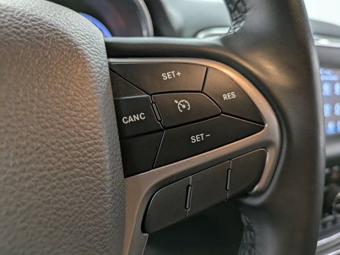 Used 2021 Jeep Grand Cherokee Laredo image 19