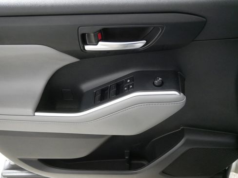 Used 2022 Toyota Highlander XLE image 19