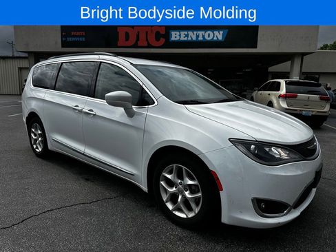 Used 2017 Chrysler Pacifica Touring-L w/ Tire & Wheel Group FWD image 14