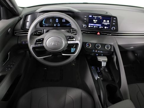 Certified 2024 Hyundai Elantra SE FWD image 8