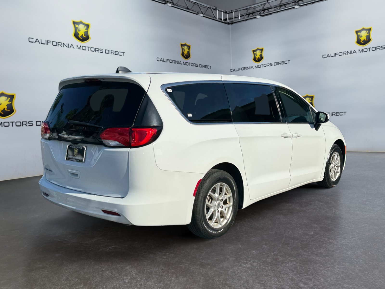 Used 2022 Chrysler Voyager LX FWD image 5