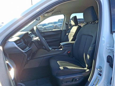 Certified 2024 Jeep Grand Cherokee Laredo image 13