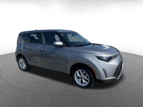 Used 2025 Kia Soul LX w/ LX Technology Package image 2