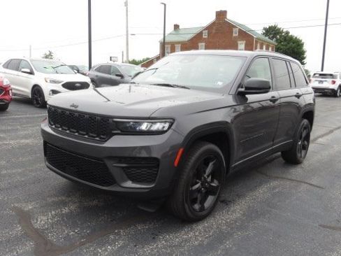 Used 2022 Jeep Grand Cherokee Altitude image 3