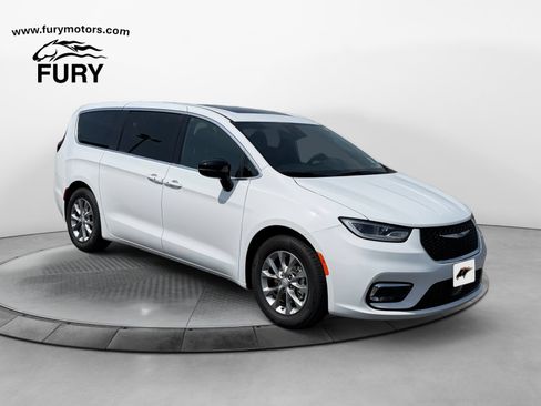 Used 2026 Chrysler Pacifica Limited FWD image 1