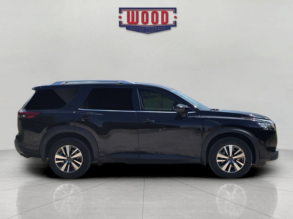 Used 2024 Nissan Pathfinder SL AWD/4WD image 2