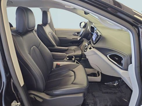 Used 2024 Chrysler Pacifica Limited FWD image 28