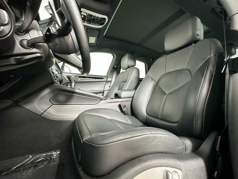 Used 2025 Porsche Macan image 5