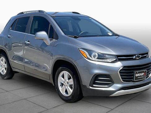 Used 2020 Chevrolet Trax LT w/ Driver Confidence Package FWD image 3