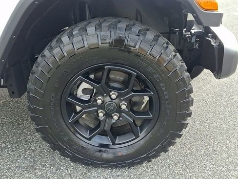 Used 2025 Jeep Gladiator Sport image 8