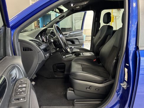 Used 2020 Dodge Grand Caravan SXT w/ Driver Convenience Group FWD image 17