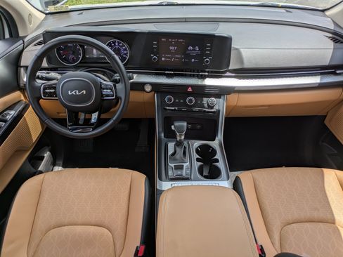 Certified 2024 Kia Carnival LX FWD image 12
