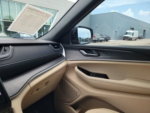 Used 2025 Jeep Grand Cherokee Limited AWD/4WD image 31