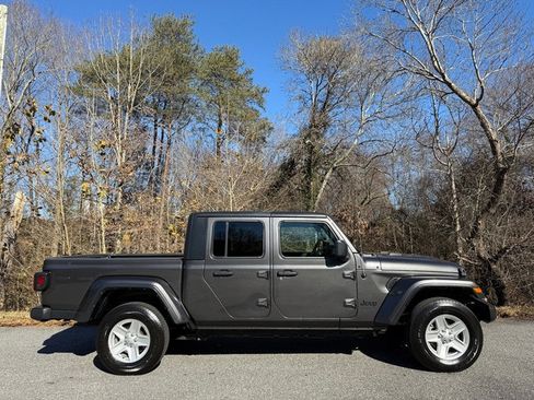 Used 2022 Jeep Gladiator Sport image 5