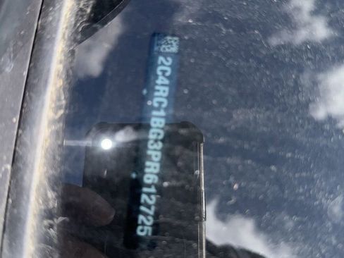 Used 2023 Chrysler Pacifica Touring-L image 7