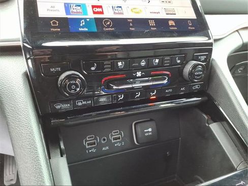 Used 2023 Jeep Grand Cherokee Overland image 18