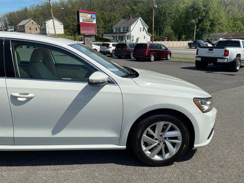 Used 2018 Volkswagen Passat 2.0T SE FWD image 9