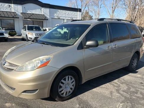 Used 2009 Toyota Sienna CE image 1