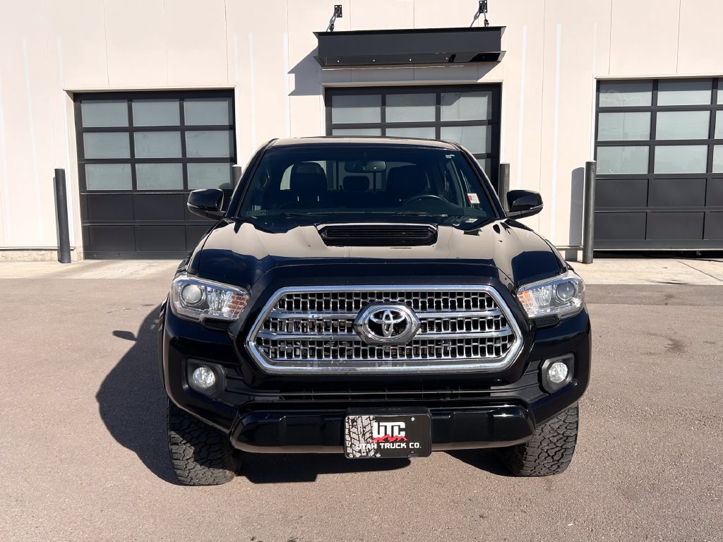 Used 2017 Toyota Tacoma TRD Sport AWD/4WD image 5