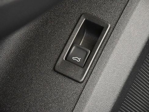 Used 2025 Audi Q5 Premium w/ Convenience Package image 35