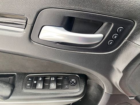Used 2023 Chrysler 300 C image 16