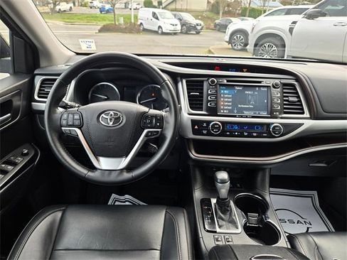 Used 2017 Toyota Highlander XLE image 19