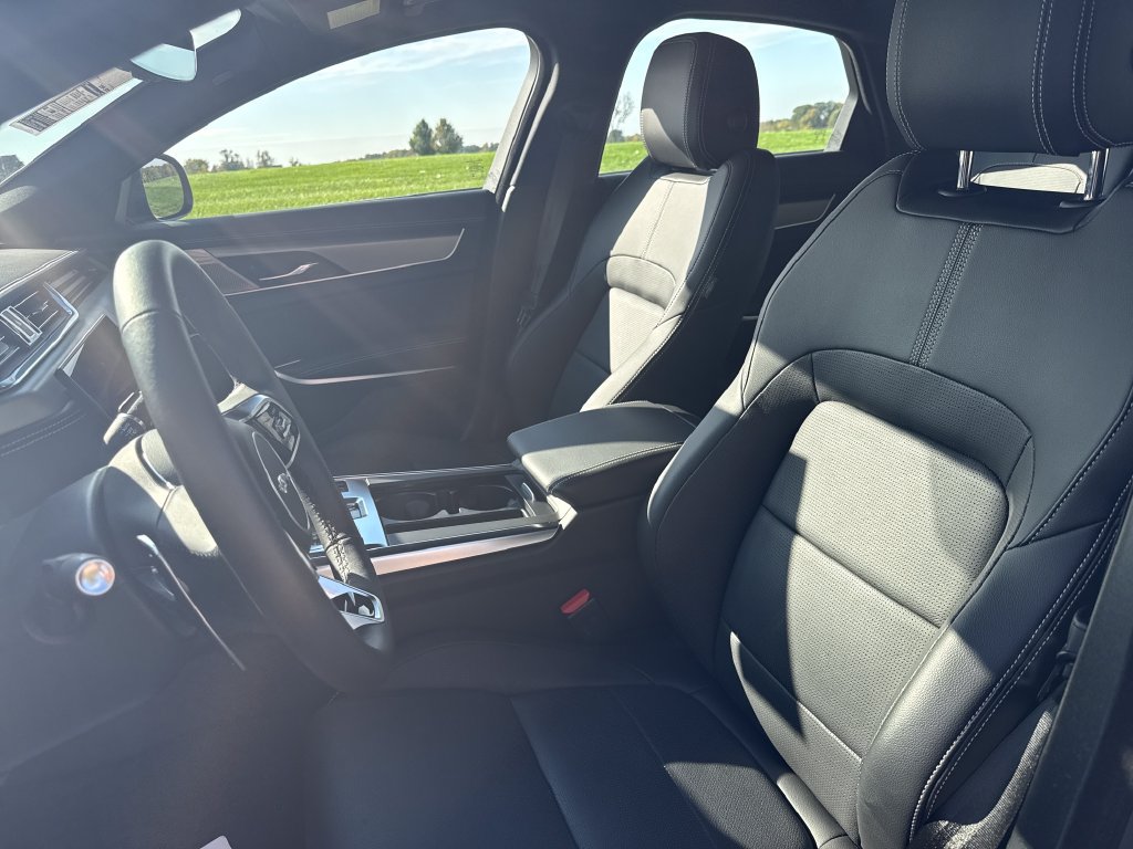 Used 2024 Jaguar XF R-Dynamic SE AWD/4WD image 12