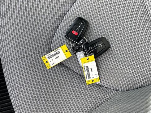 Used 2023 Toyota Highlander LE image 34