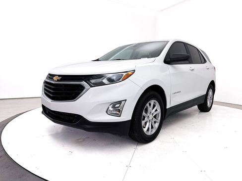 Used 2020 Chevrolet Equinox LS w/ LS Convenience Package FWD image 3