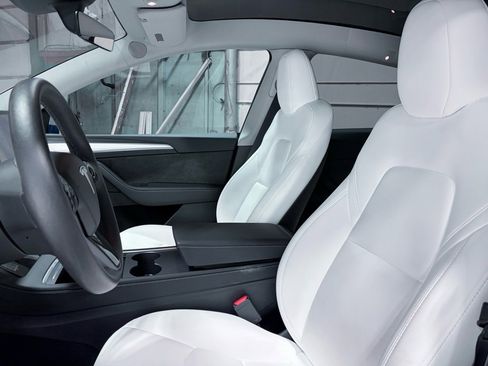 Used 2024 Tesla Model Y Performance image 16