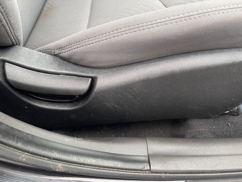 Used 2012 Hyundai Elantra GLS image 35