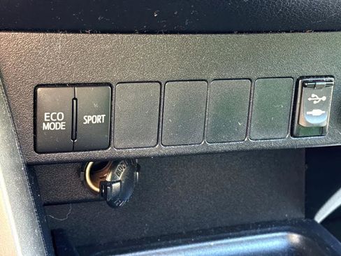 Used 2015 Toyota RAV4 LE image 19