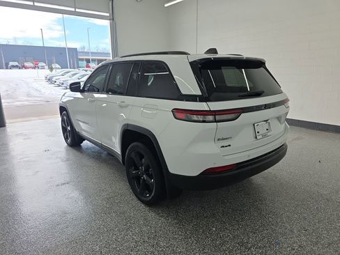 Used 2023 Jeep Grand Cherokee Altitude image 3