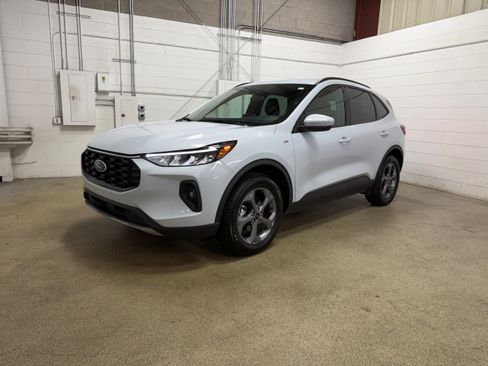 Certified 2025 Ford Escape ST-Line Select AWD/4WD image 2