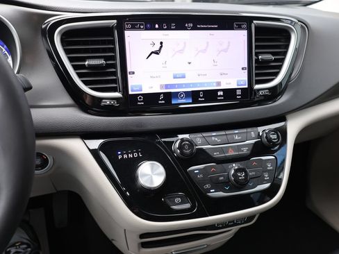Used 2024 Chrysler Pacifica Touring-L FWD image 23