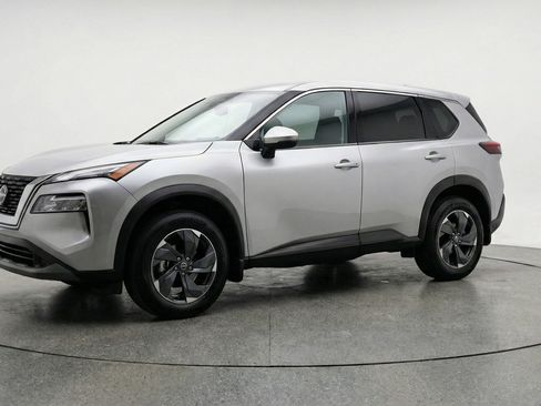 Used 2025 Nissan Rogue SV image 3