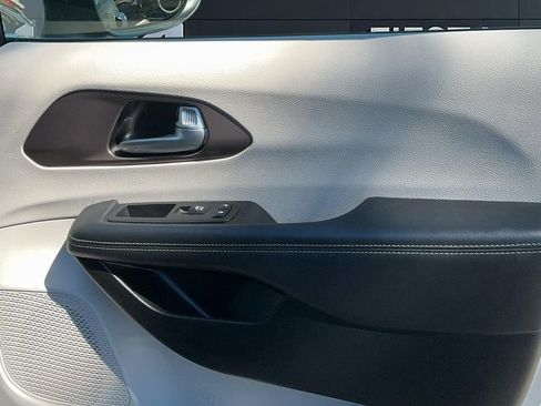 Used 2023 Chrysler Voyager LX image 21