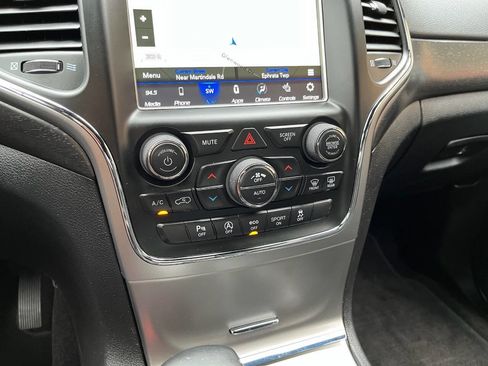 Used 2018 Jeep Grand Cherokee Altitude image 31