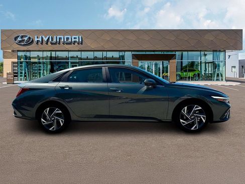 Used 2025 Hyundai Elantra Limited FWD image 9