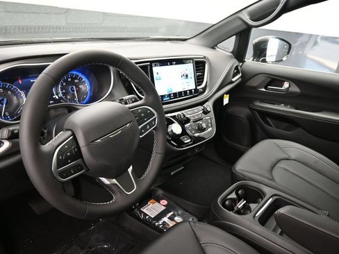 New 2027 Chrysler Pacifica Select FWD image 16
