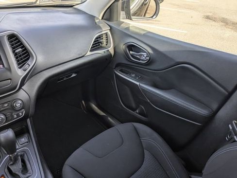 Used 2019 Jeep Cherokee Latitude w/ Popular Appearance Group FWD image 19