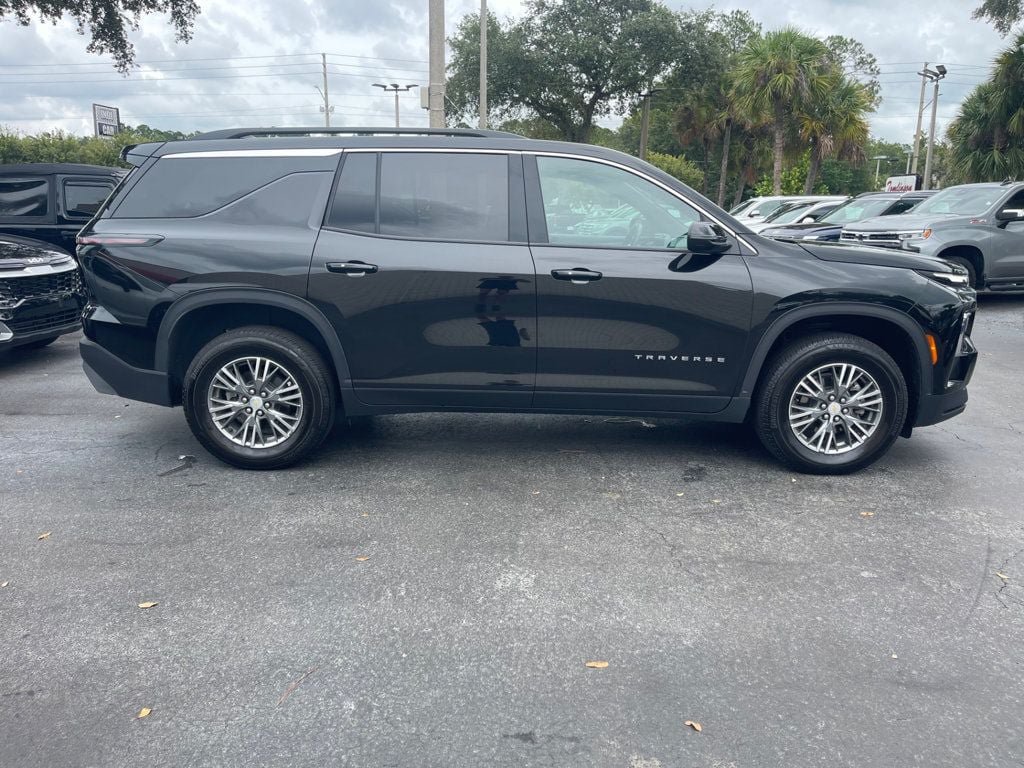Used 2026 Chevrolet Traverse LT FWD image 5