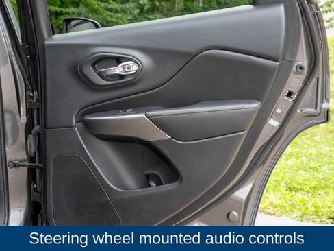 Used 2019 Jeep Cherokee Overland w/ Technology Group AWD/4WD image 19