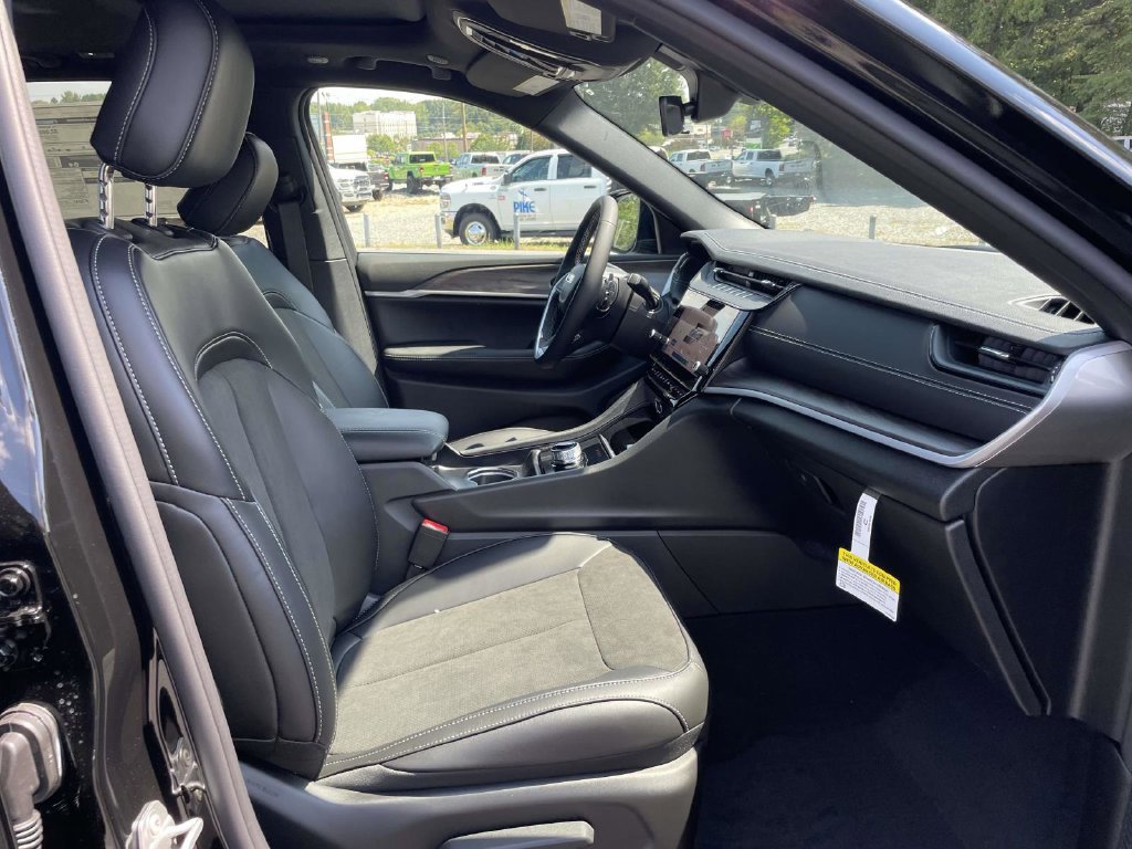 New 2027 Jeep Grand Cherokee Altitude RWD image 15