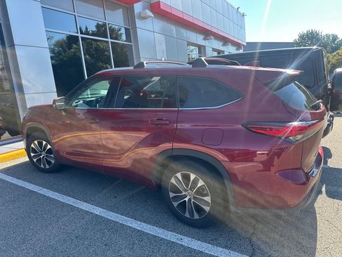 Used 2022 Toyota Highlander XLE AWD/4WD image 4